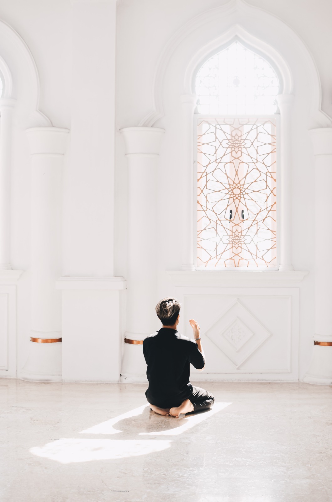 Mushola Minimalis dengan Orang Berdoa Di Tengah Foto