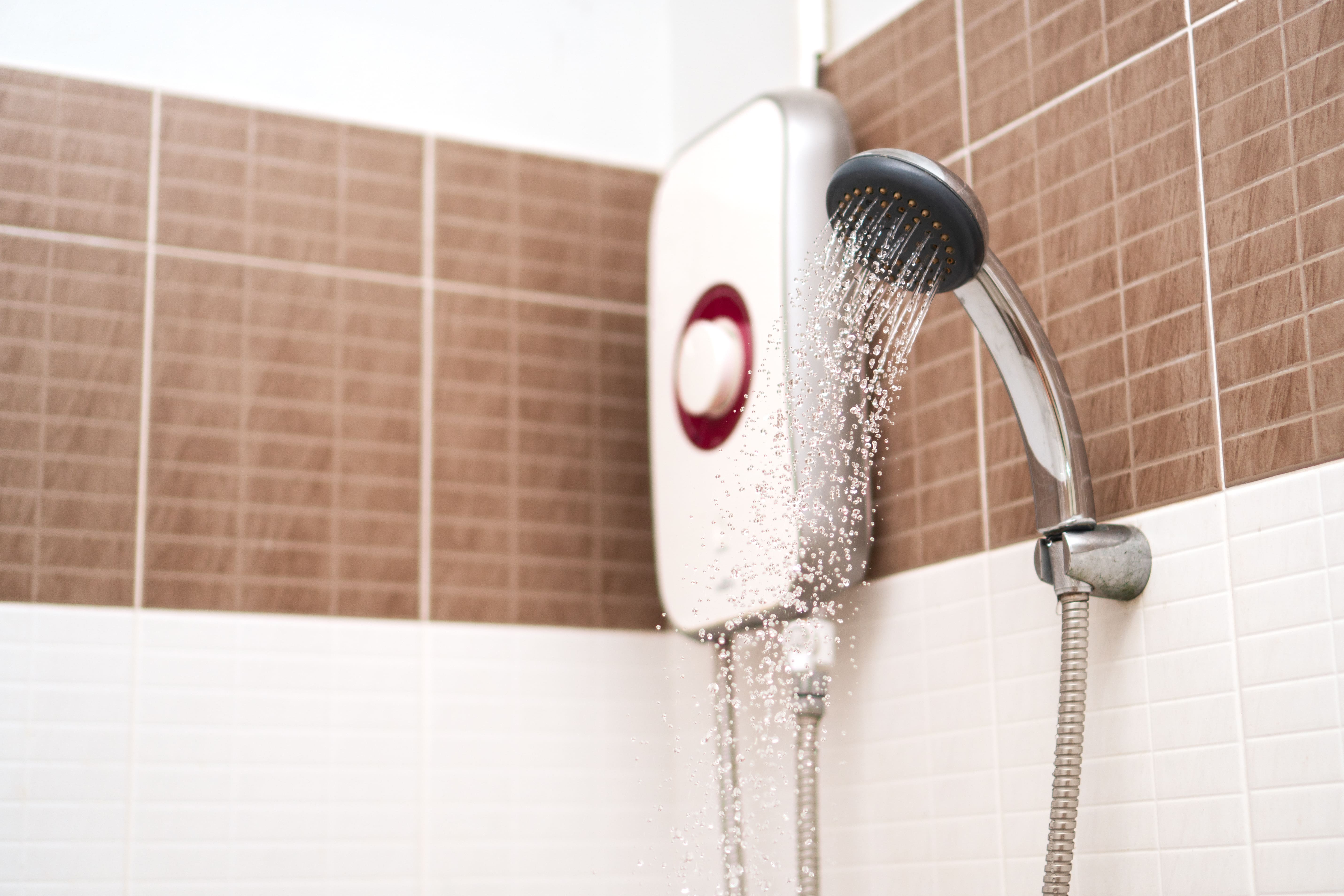 Water Heater atau Pemanas Air dengan Shower Column dalam Kamar Mandi