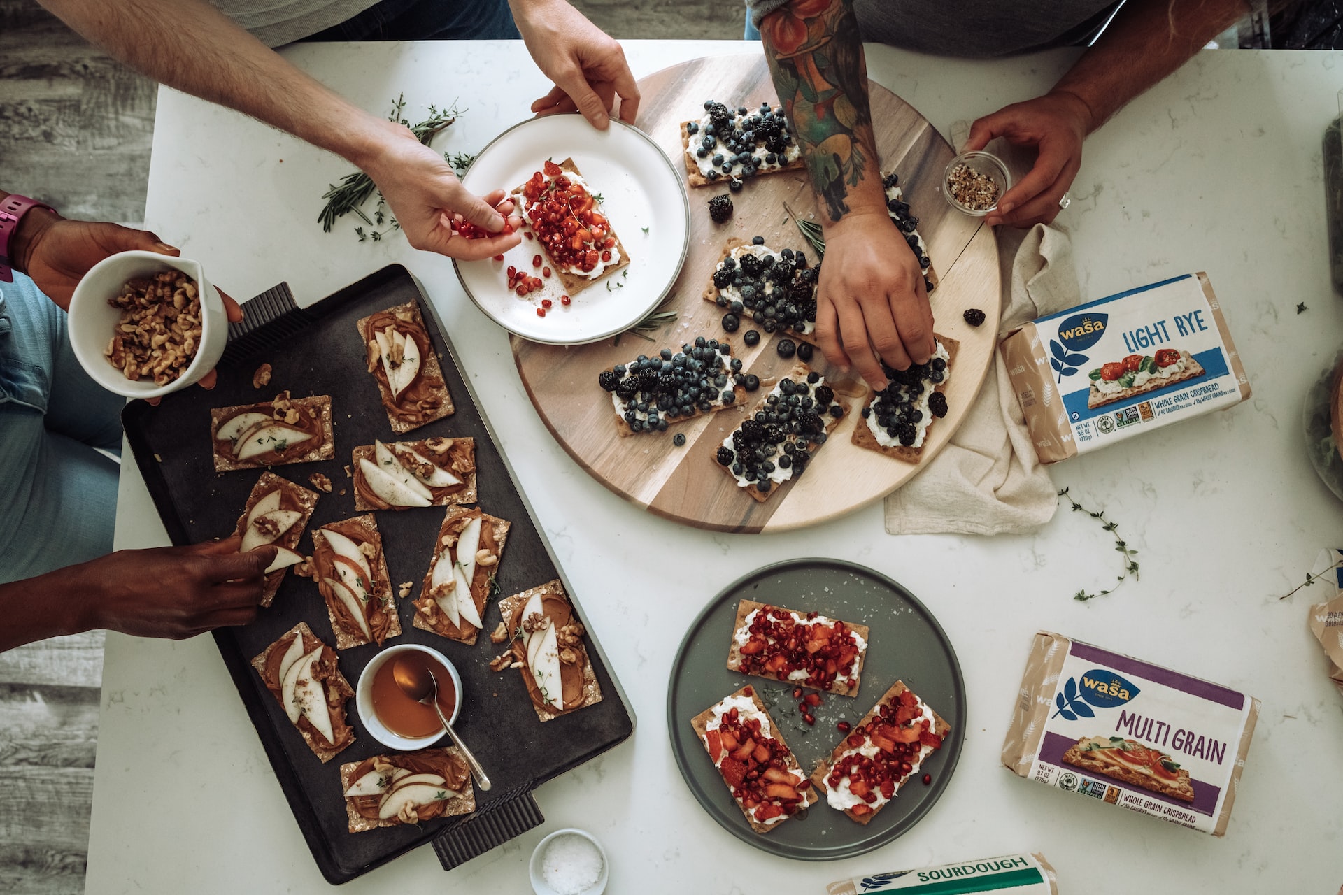 Grup Orang Makan Cemilan Pas Cuaca Panas